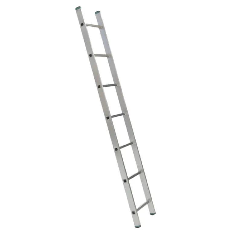 Pevný rebrík zobrazený na bielom pozadí